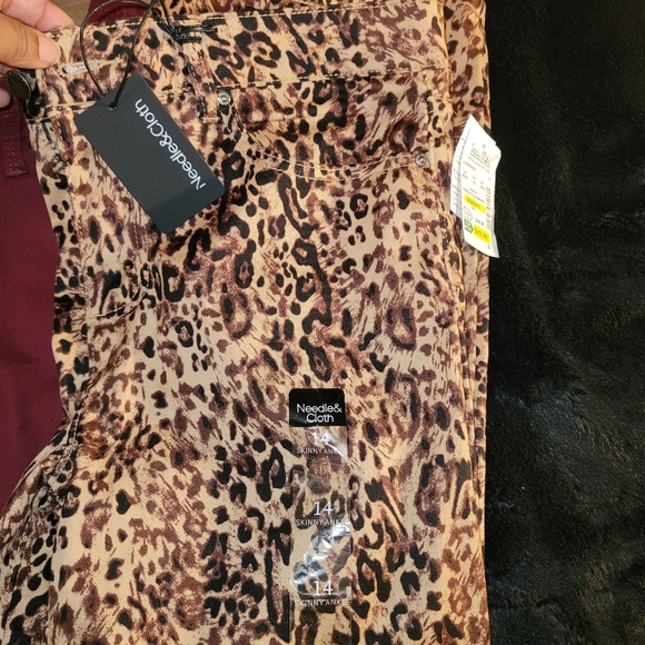 JEANS - NEVER WORN - Picture 2 of 4